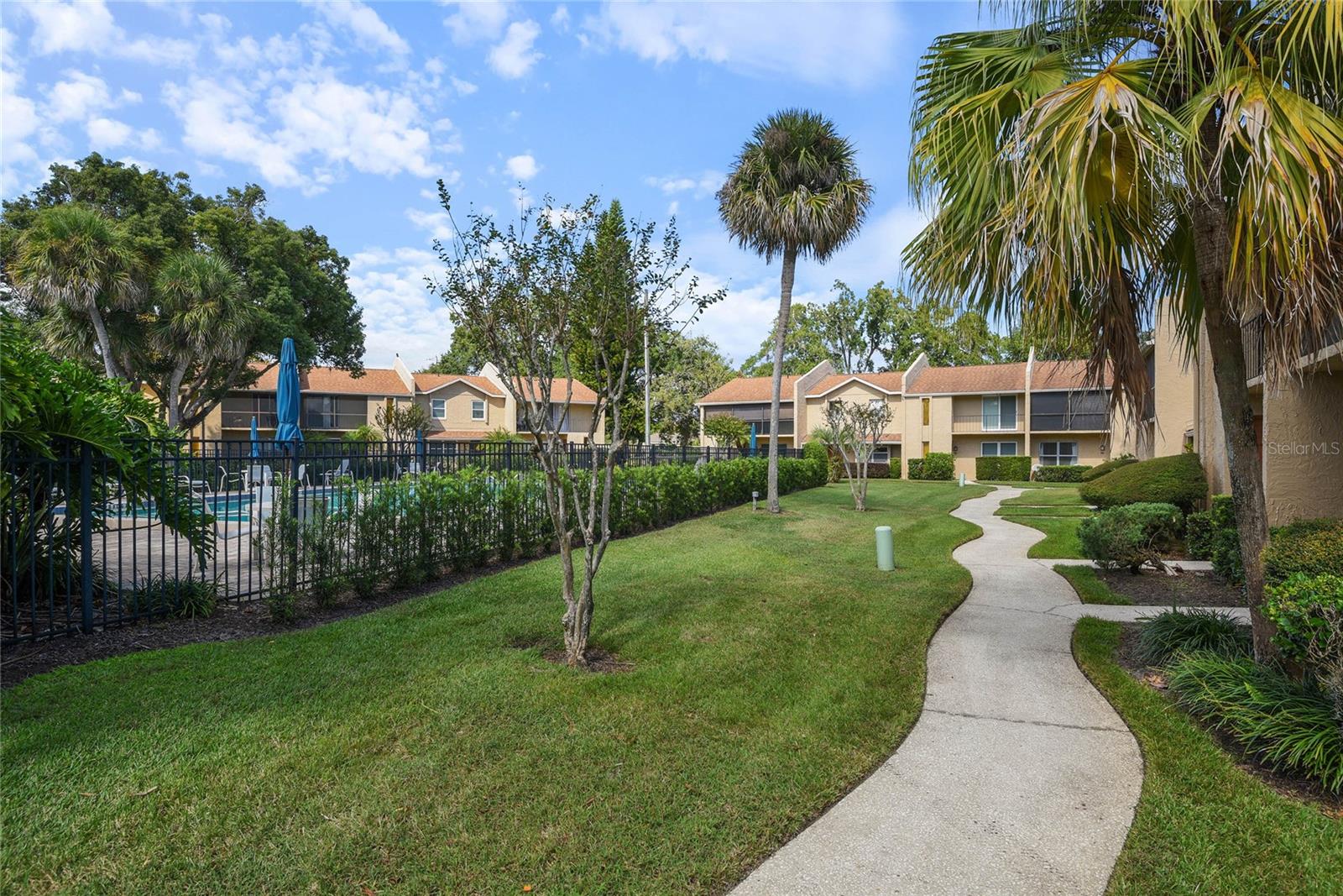 Image 3 of 27 For 1009 Grove St Unit #90  1009