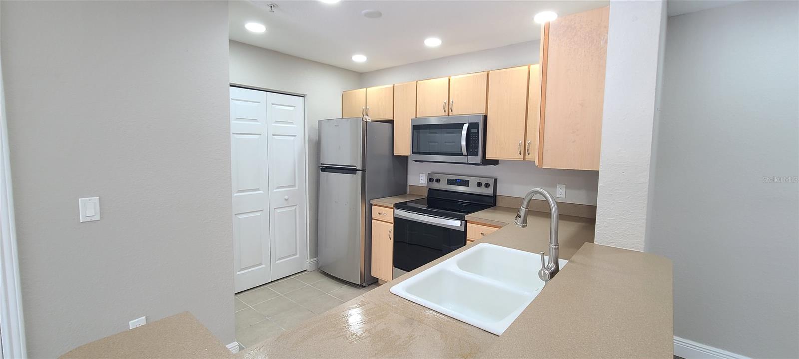 Image 11 of 46 For 940 Village Trail 3-205