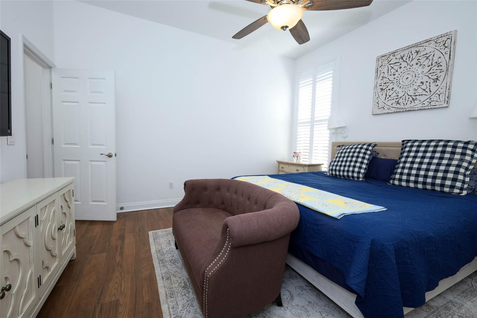 Image 16 of 43 For 169 Longview Avenue