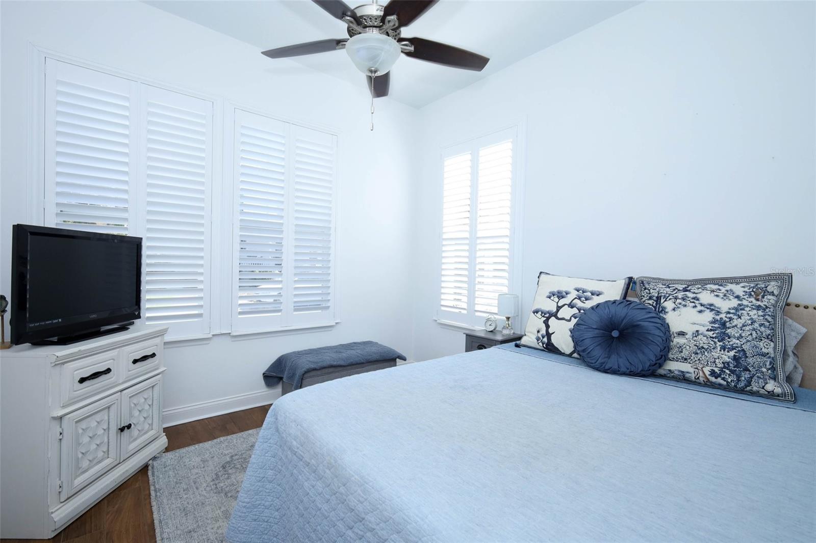 Image 22 of 43 For 169 Longview Avenue