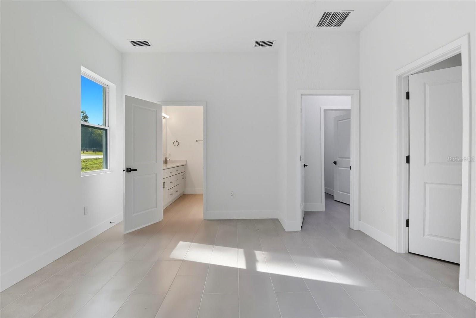 Image 21 of 36 For 3999 Shorewood Dr