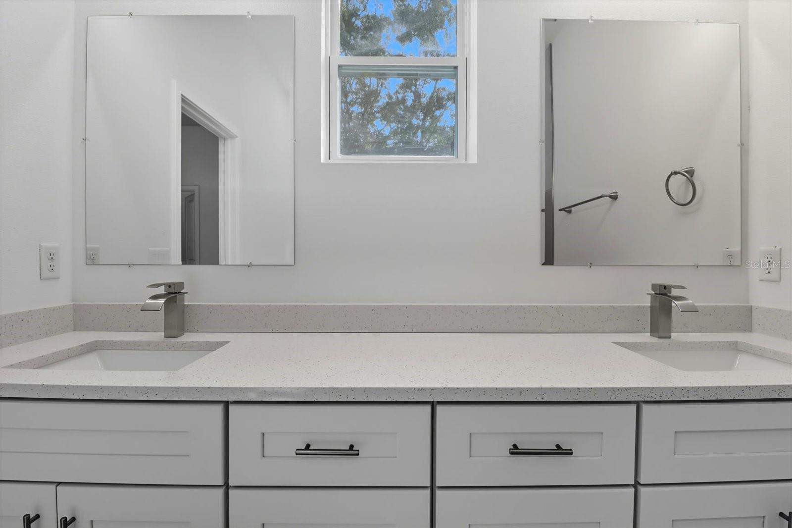 Image 23 of 36 For 3999 Shorewood Dr