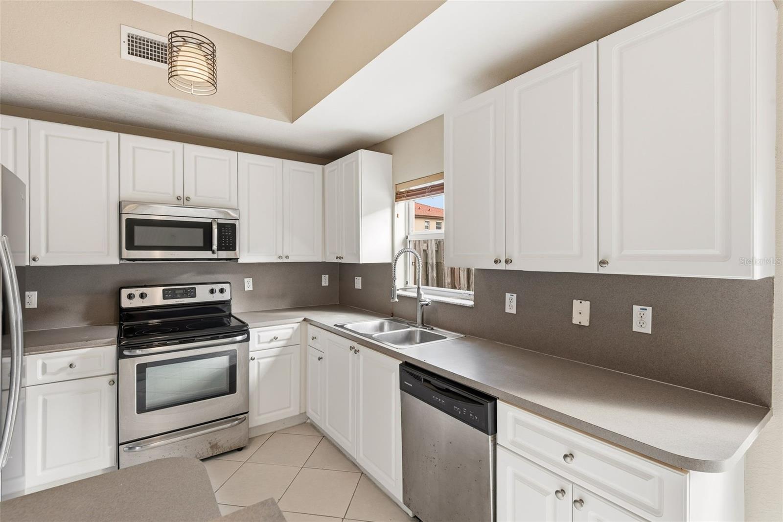 Listing photo id 3 for 8914 222nd Terrace