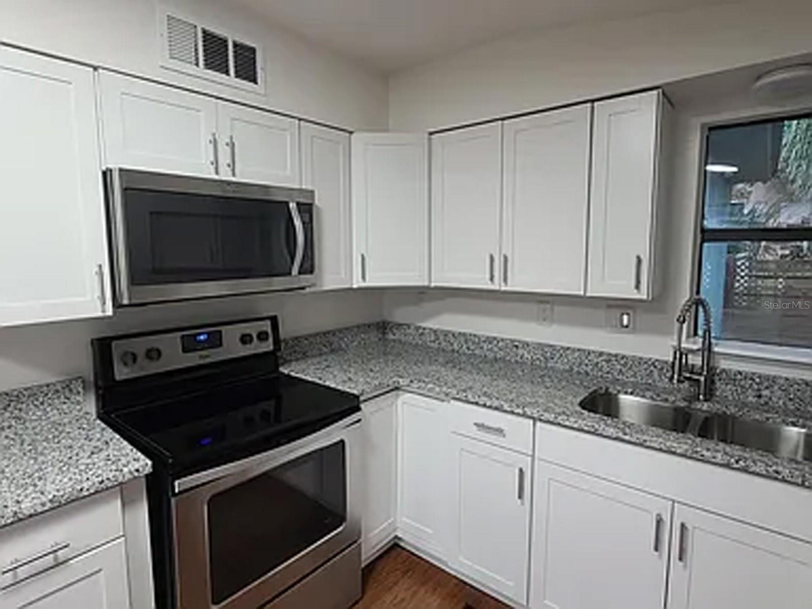 Image 5 of 18 For 4 Bay Street