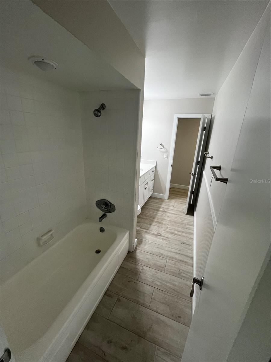 Image 22 of 24 For 1120 Hunter Avenue