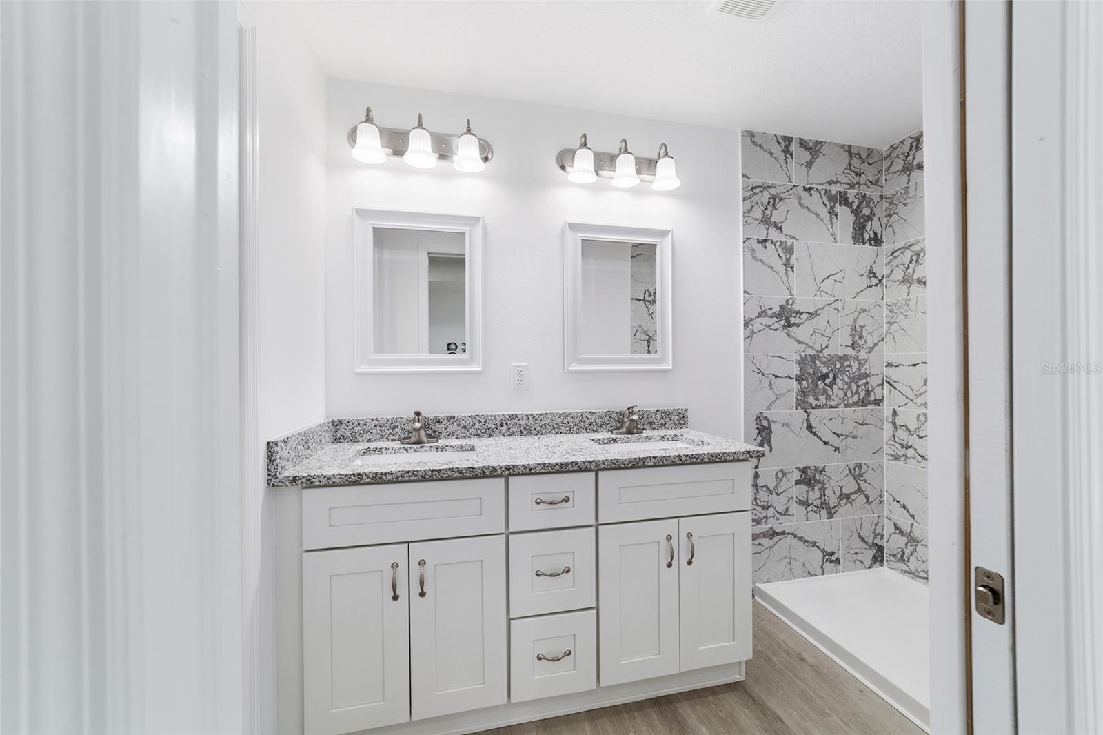 Image 34 of 51 For 13103 7th Loop