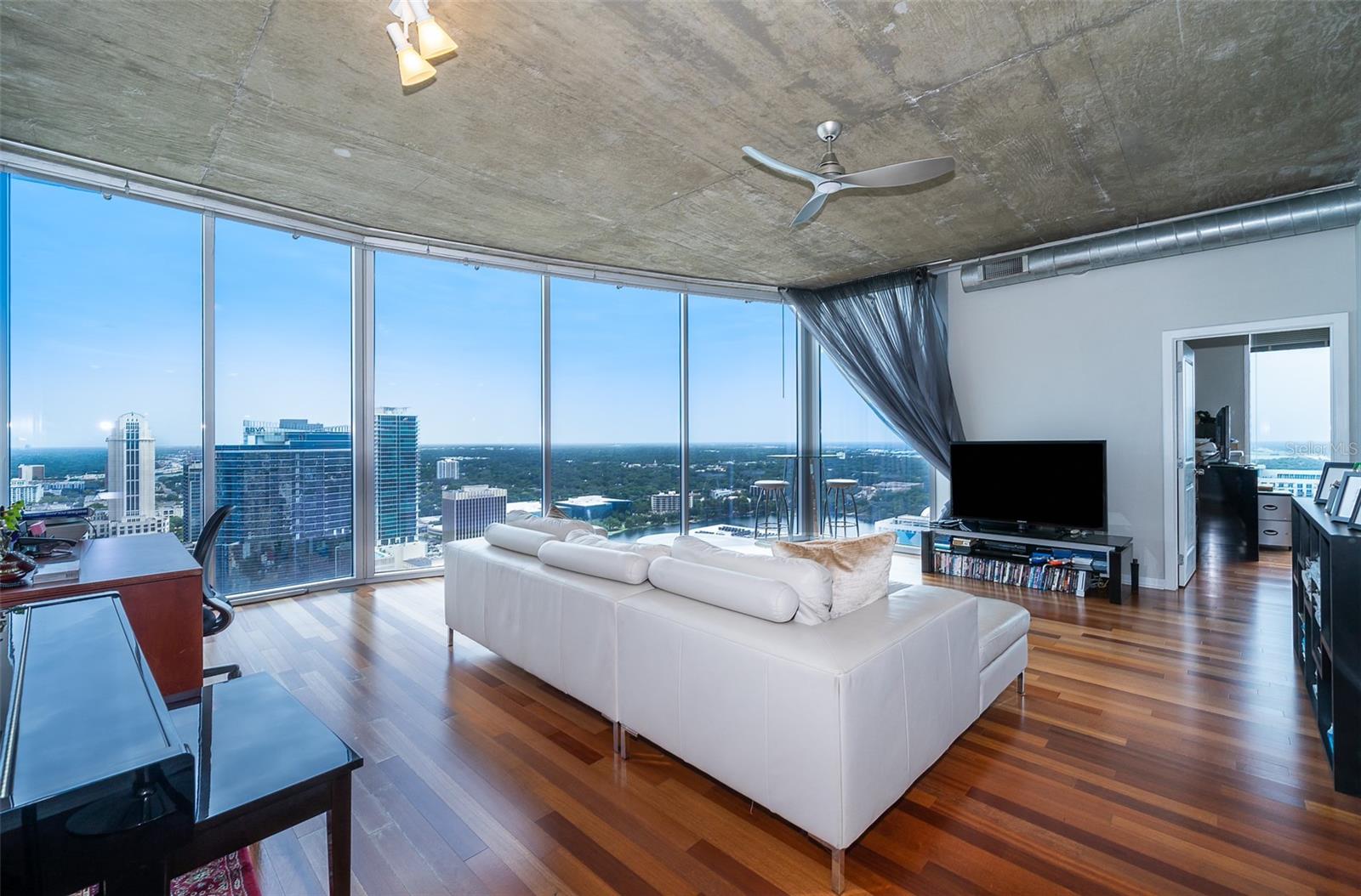 Image 5 of 20 For 155 Court Avenue 2815