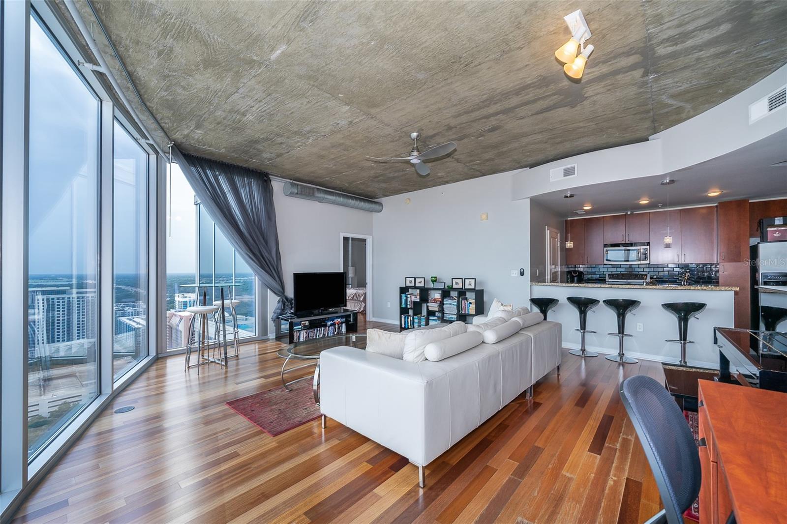 Image 6 of 20 For 155 Court Avenue 2815