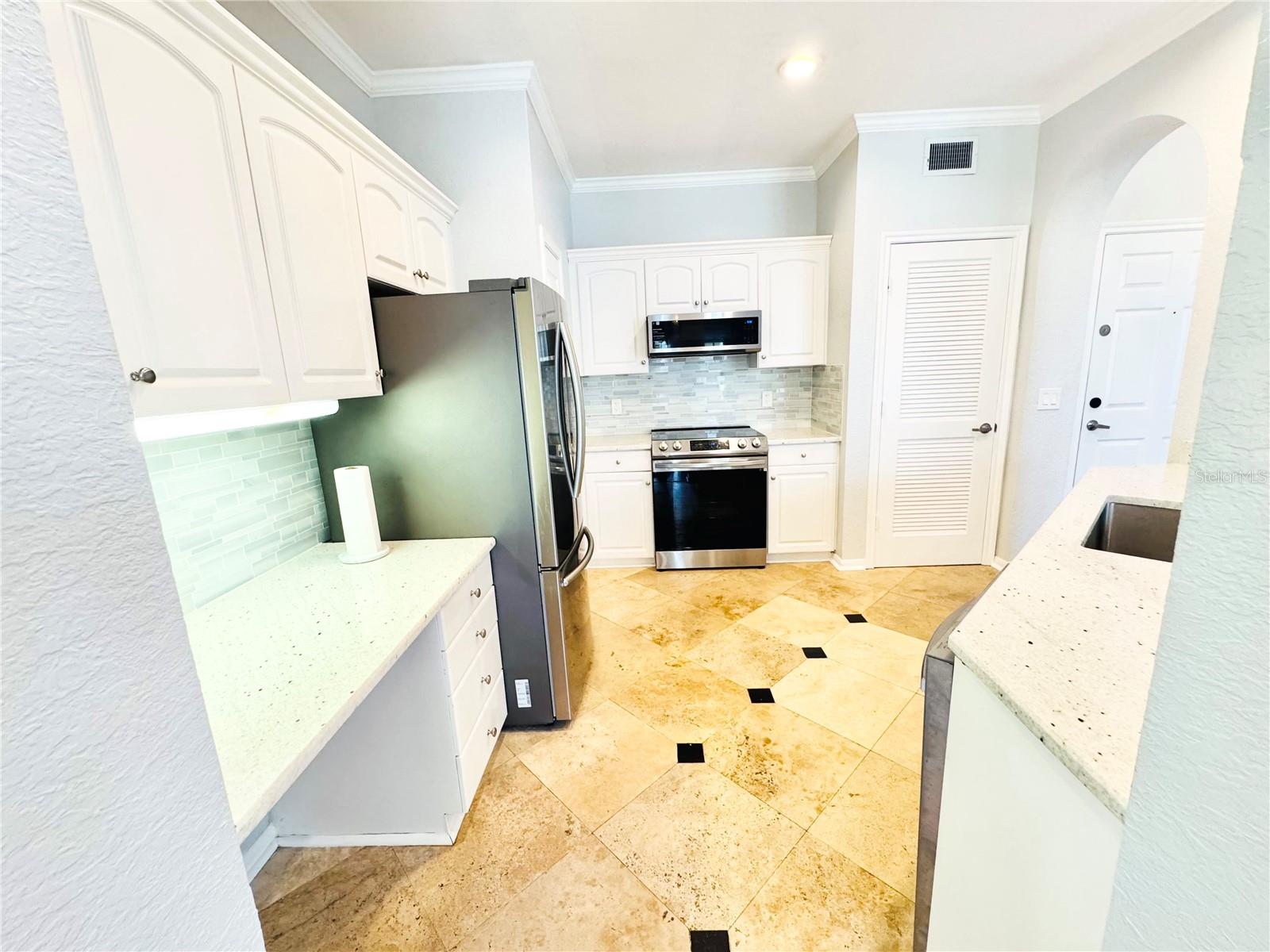 Image 5 of 18 For 860 Orange Avenue 332