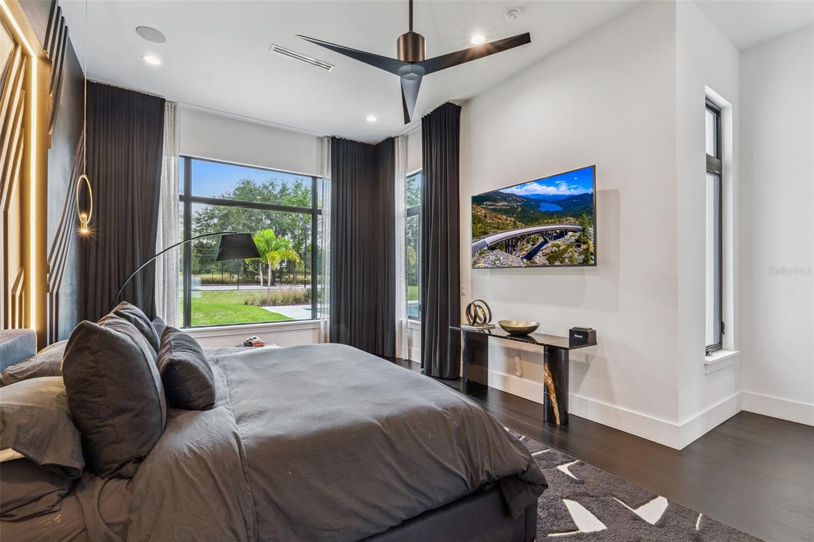 Image 21 of 74 For 15746 Pendio Dr