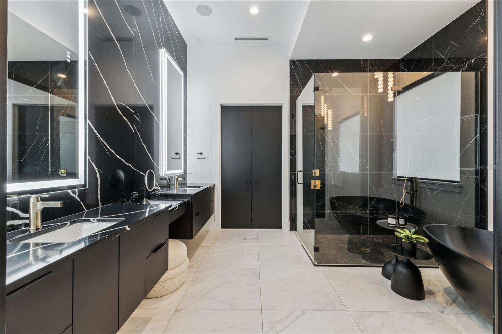 Image 22 of 74 For 15746 Pendio Dr