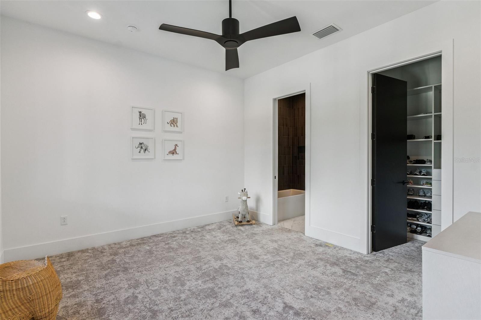 Image 33 of 74 For 15746 Pendio Dr