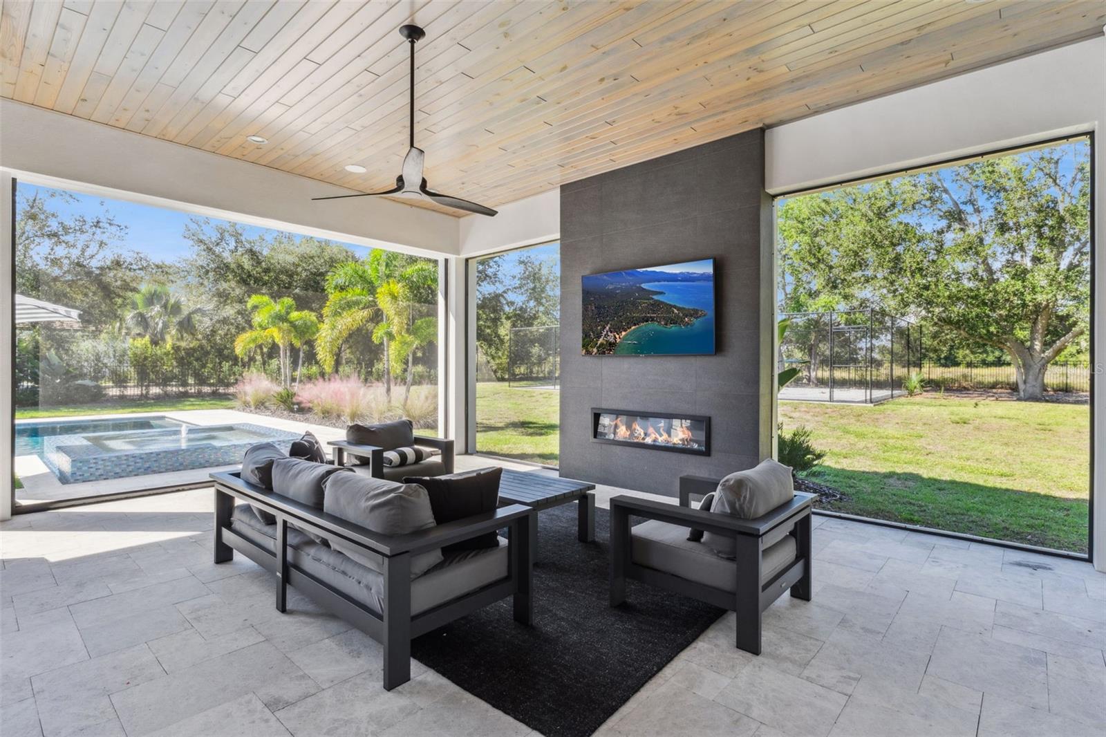 Image 40 of 74 For 15746 Pendio Dr