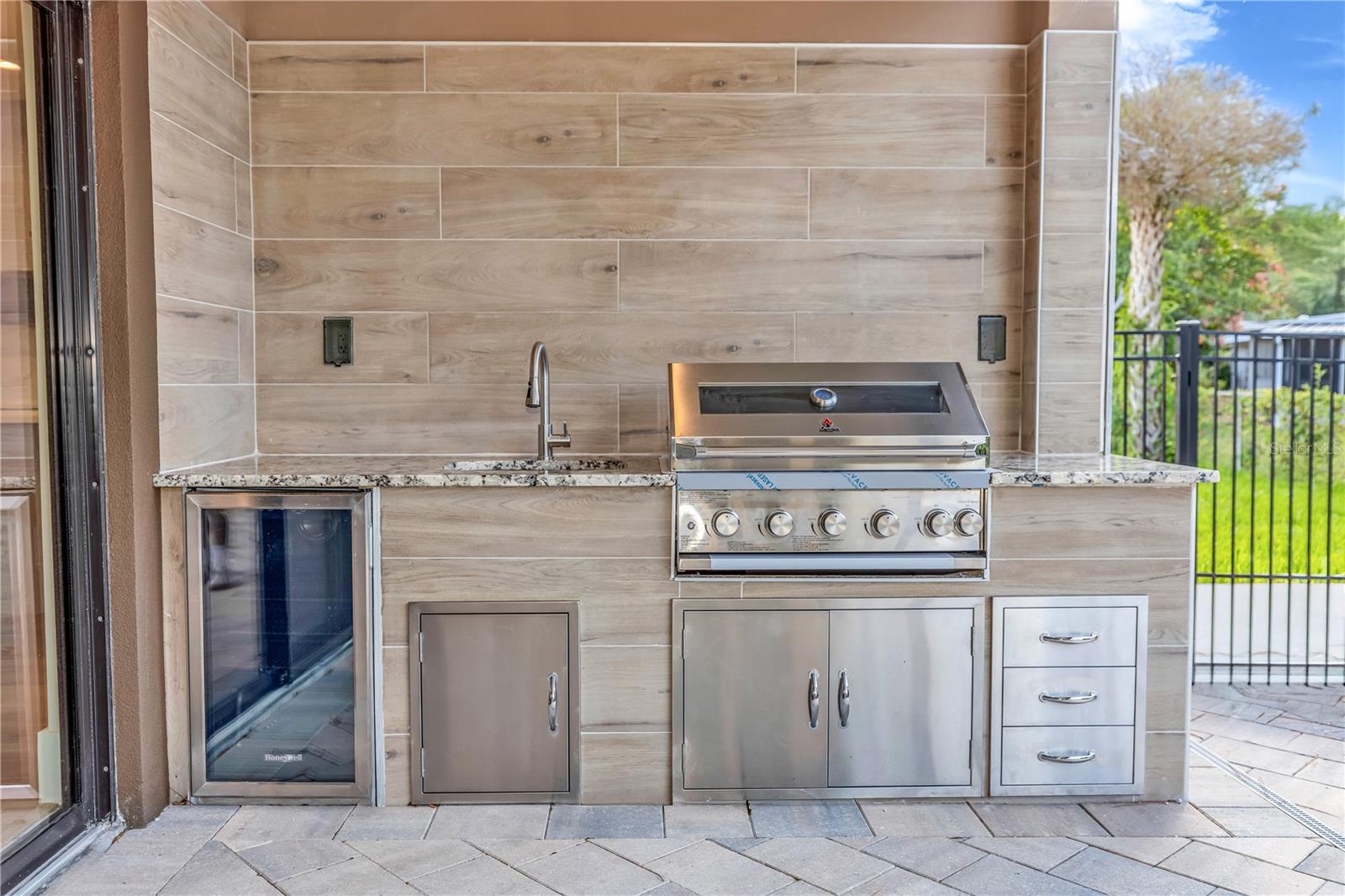 Image 11 of 51 For 102 Bell Place