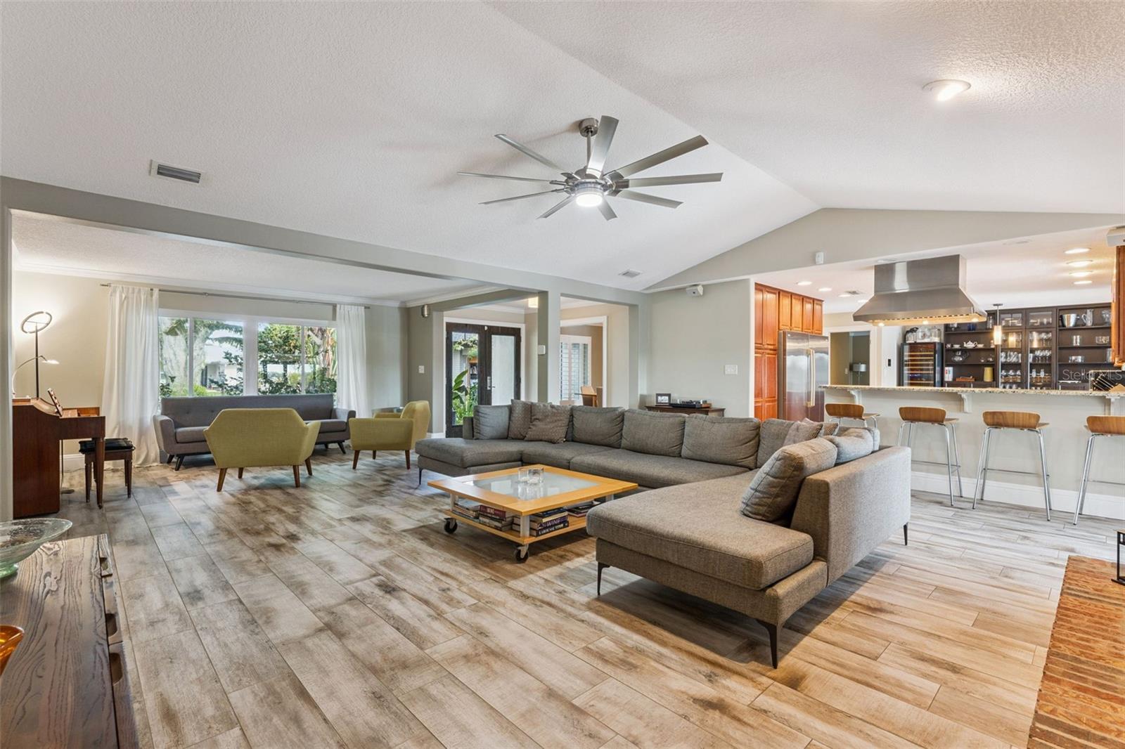 Listing photo id 8 for 2824 Montmart Drive