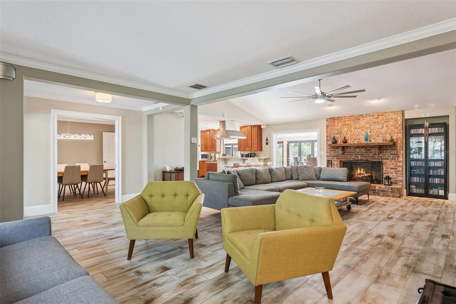 Listing photo id 11 for 2824 Montmart Drive