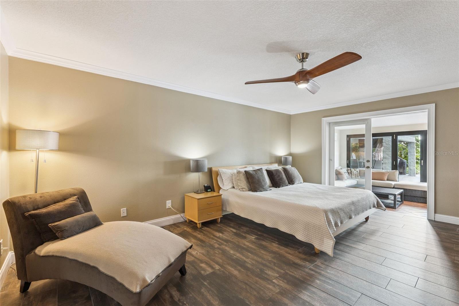 Listing photo id 13 for 2824 Montmart Drive