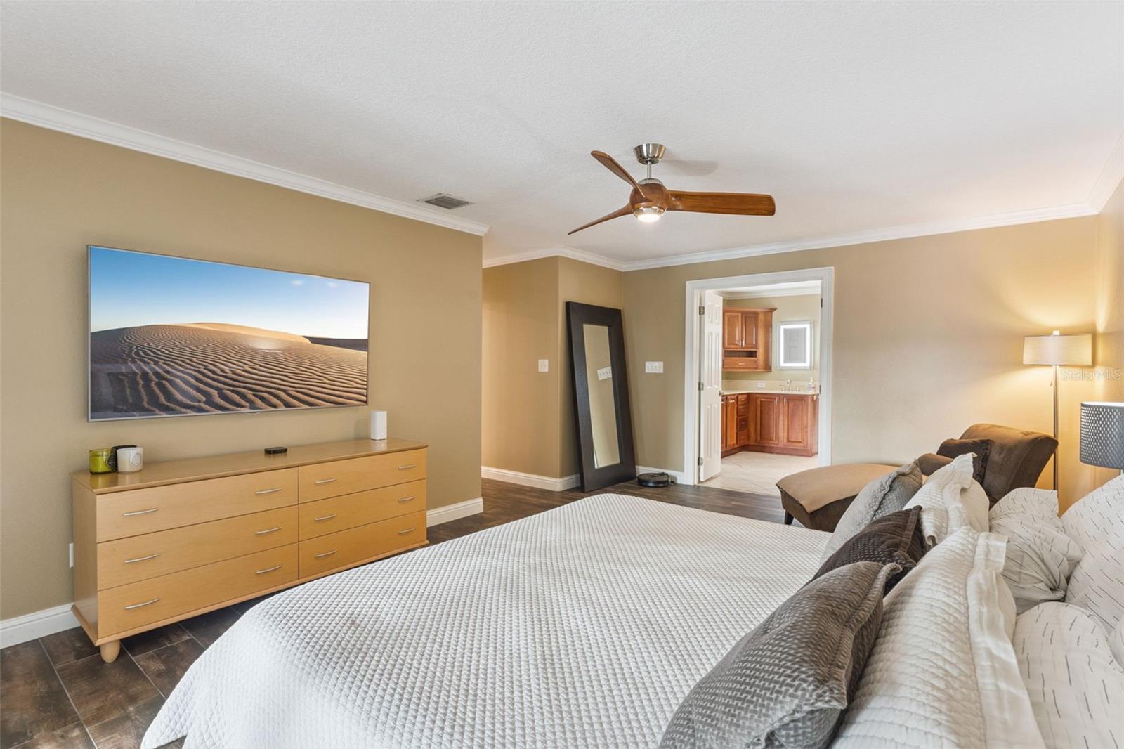 Listing photo id 14 for 2824 Montmart Drive