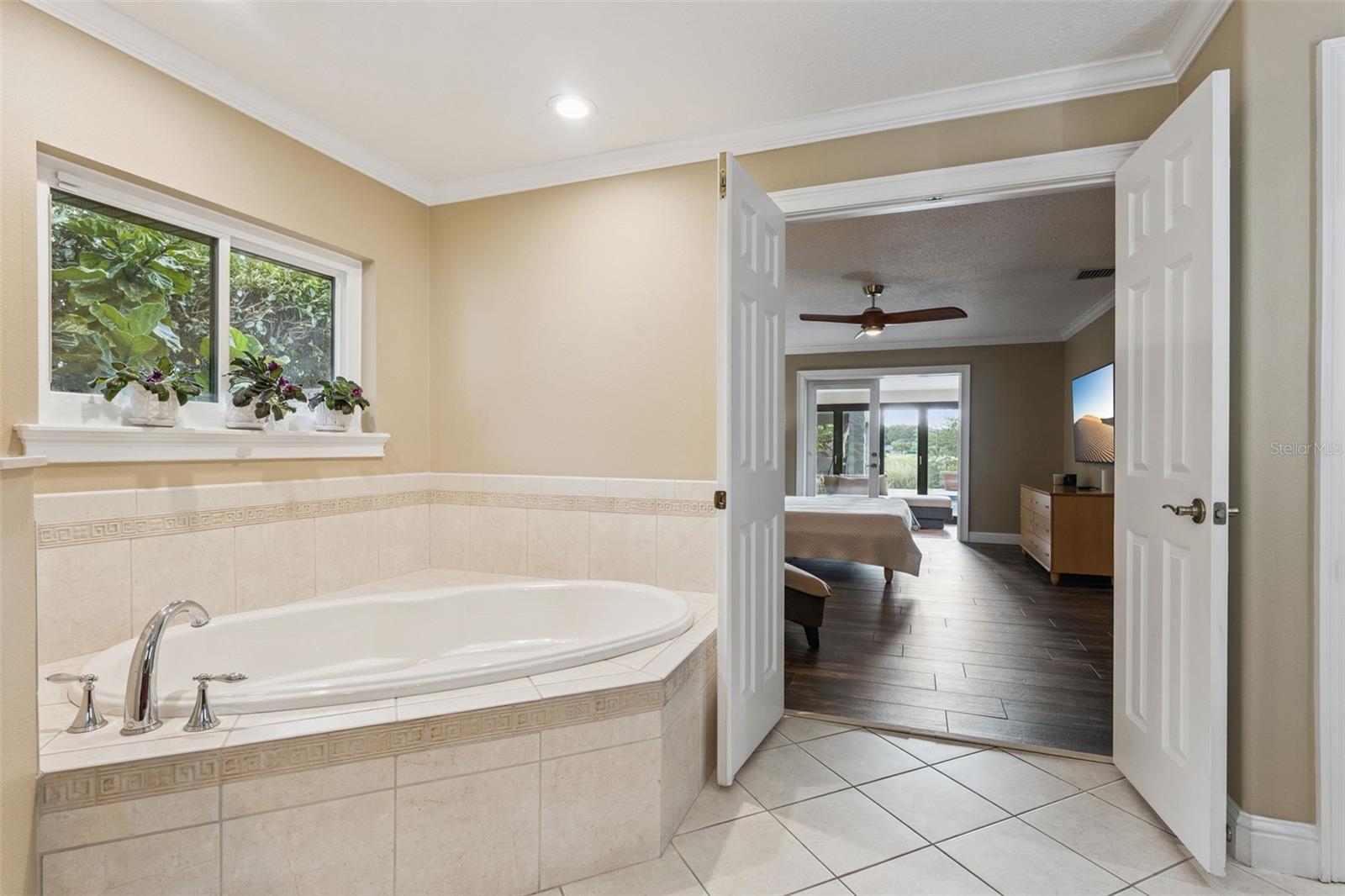 Listing photo id 16 for 2824 Montmart Drive