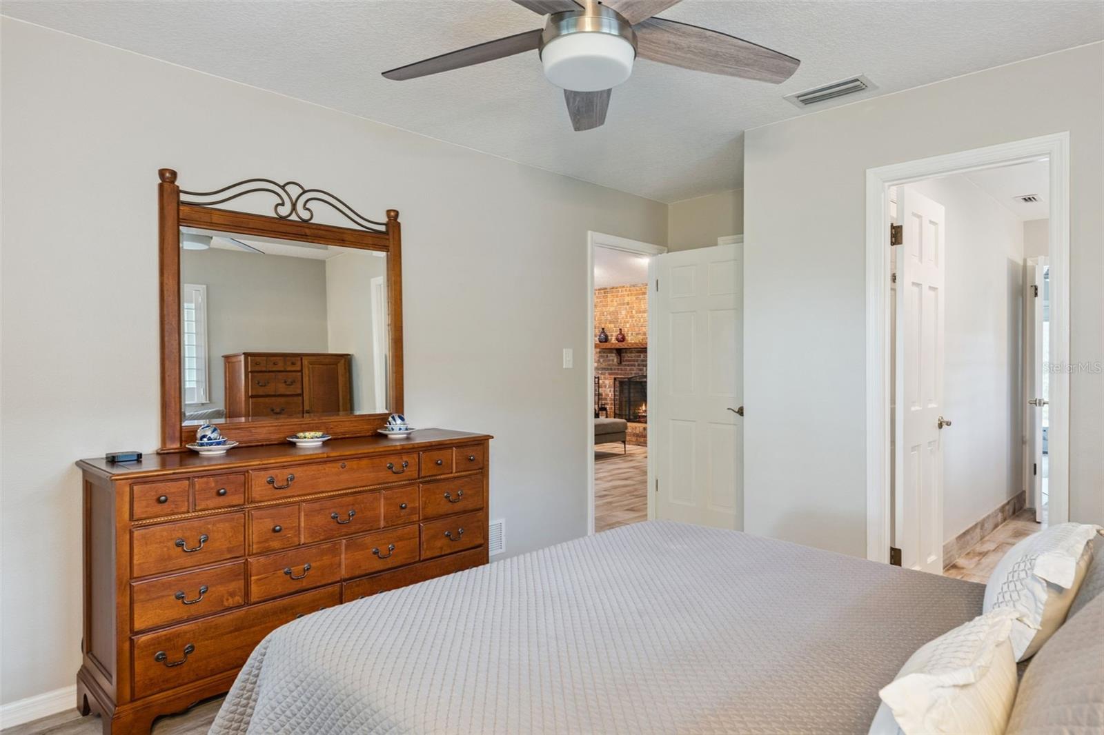 Listing photo id 18 for 2824 Montmart Drive