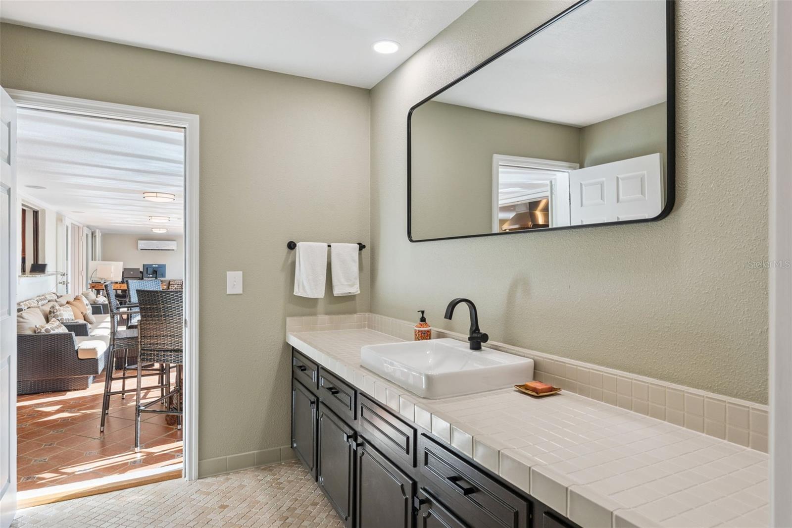 Listing photo id 19 for 2824 Montmart Drive