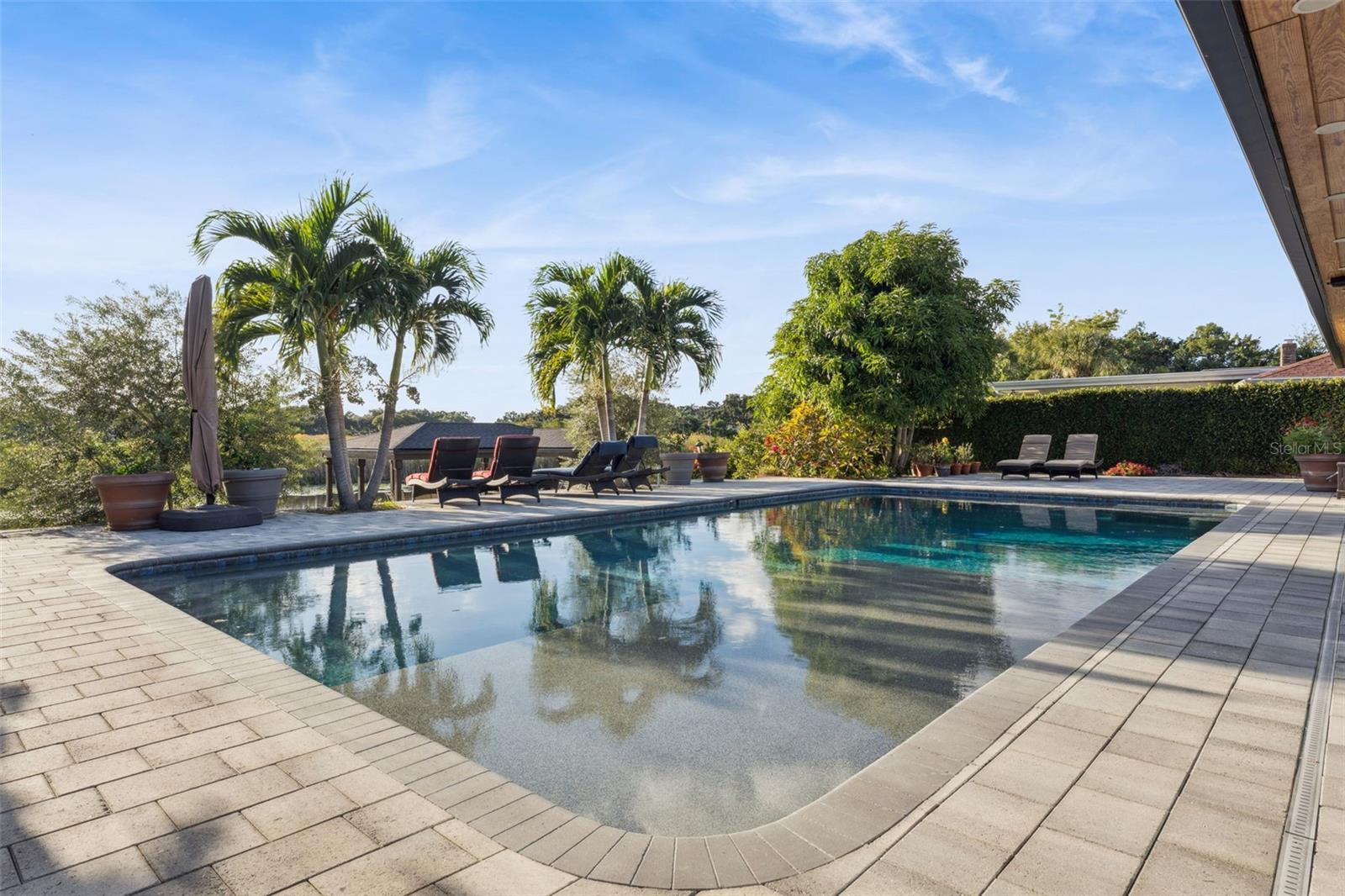 Listing photo id 27 for 2824 Montmart Drive