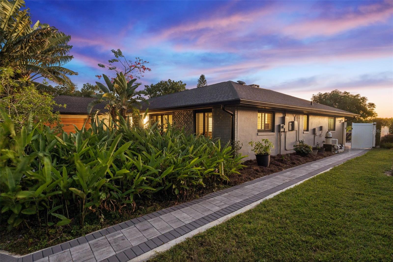 Listing photo id 38 for 2824 Montmart Drive