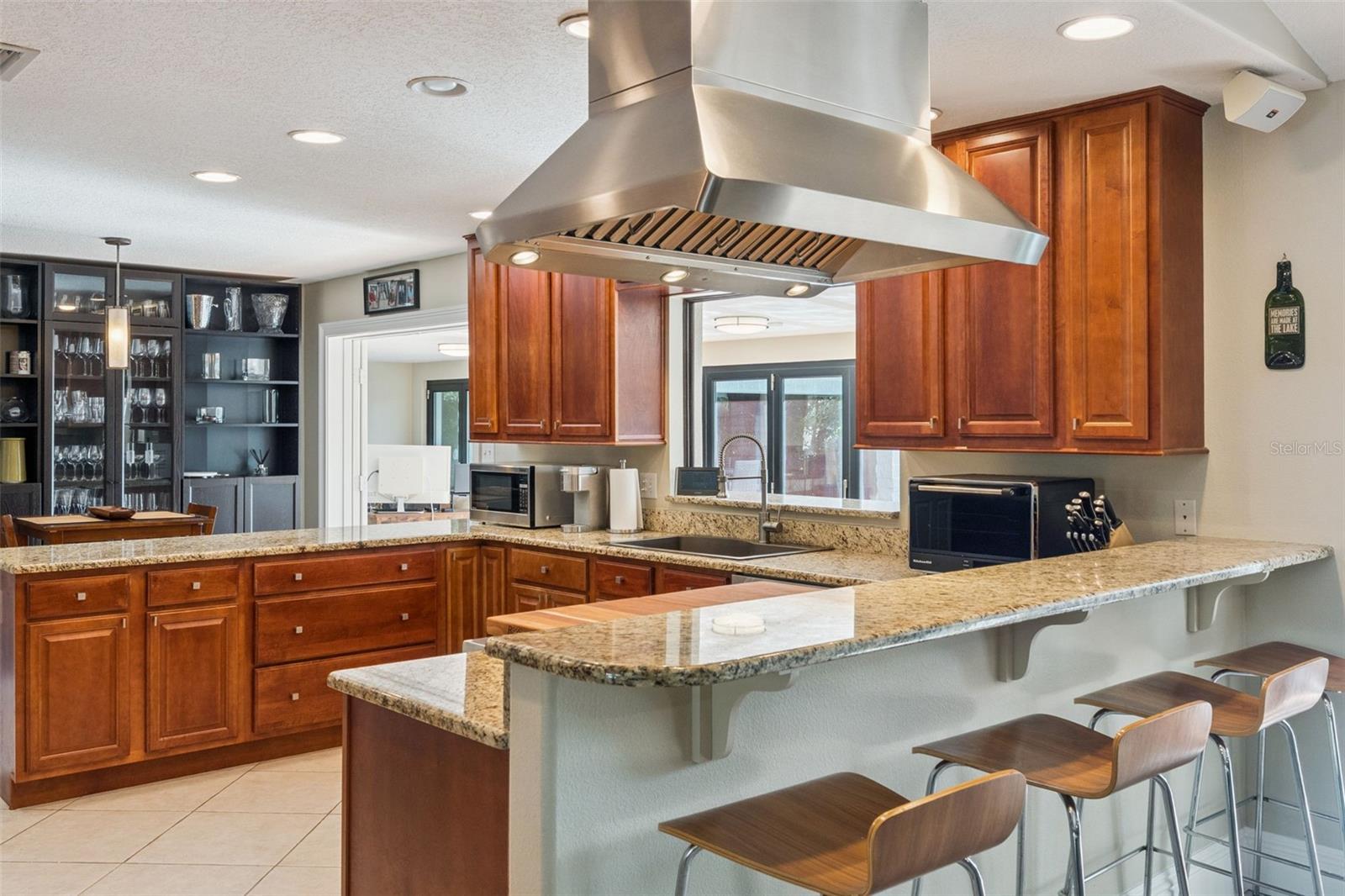 Listing photo id 5 for 2824 Montmart Drive