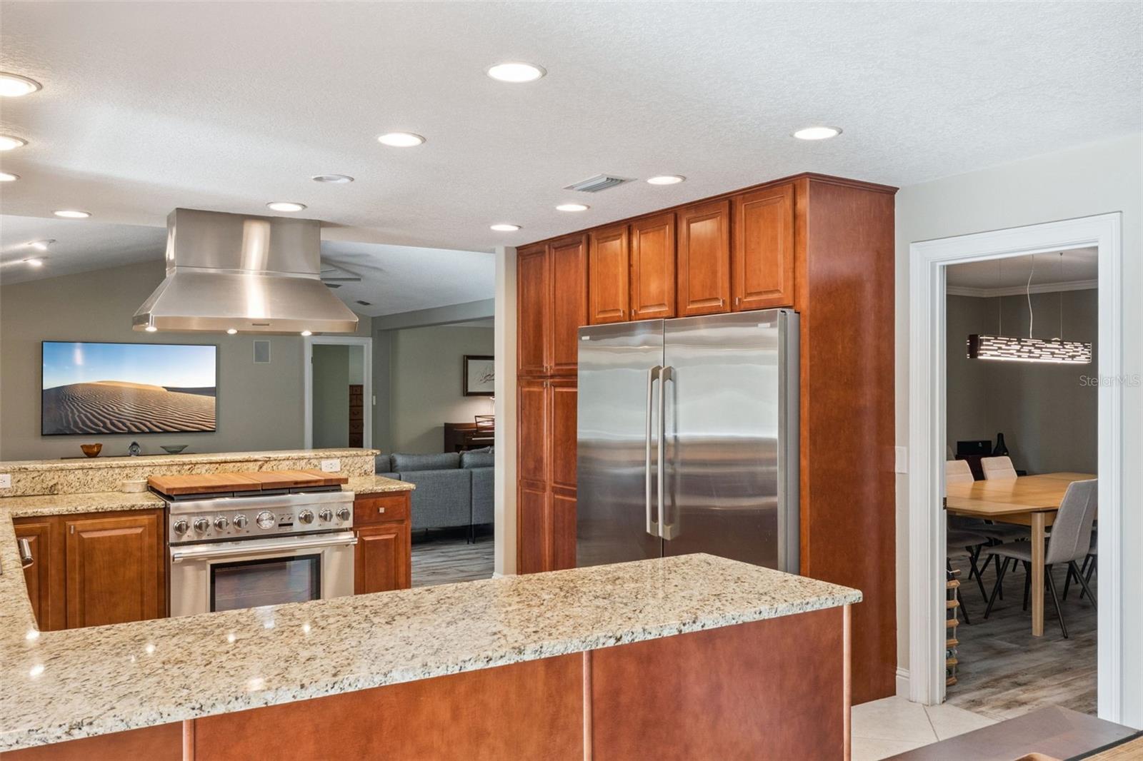 Listing photo id 6 for 2824 Montmart Drive