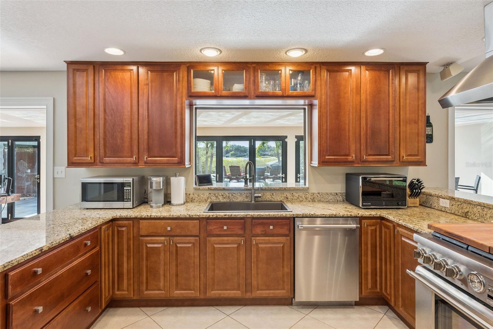 Listing photo id 7 for 2824 Montmart Drive