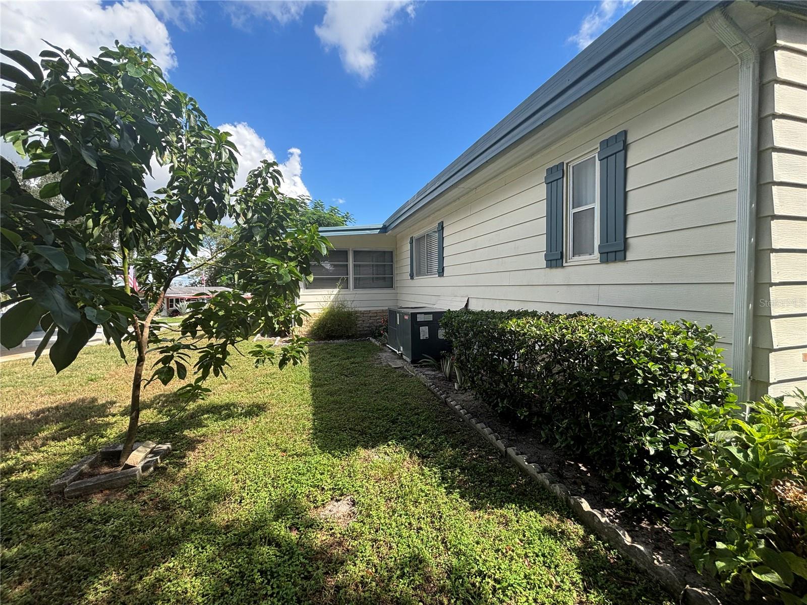 Image 4 of 24 For 2122 Lake Drive Ge
