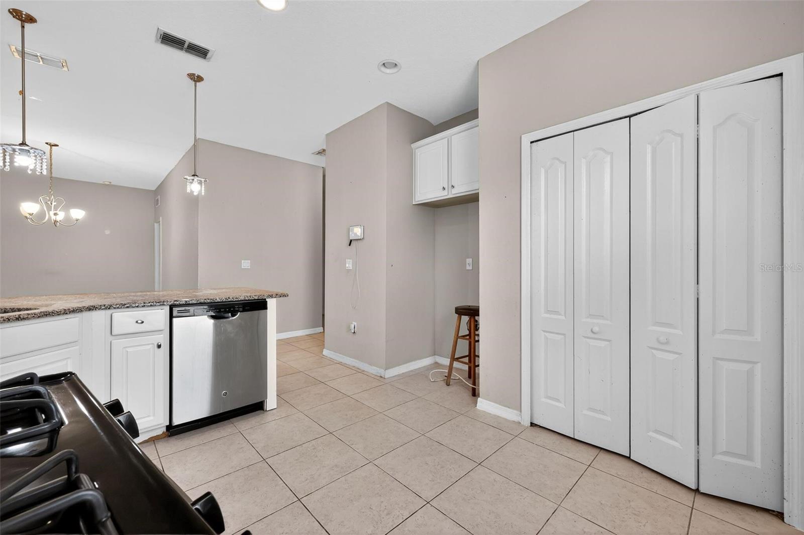 Image 8 of 30 For 4913 Pall Mall Street E