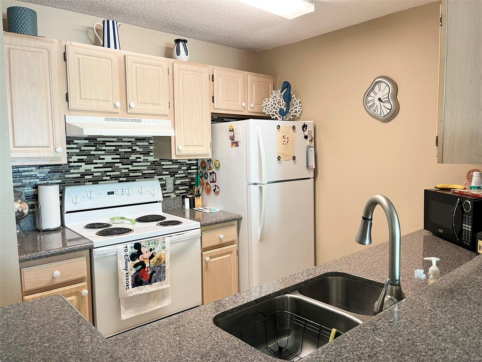 Image 7 of 14 For 1969 Summer Club Drive 201