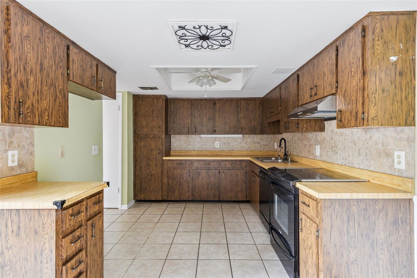 Image 10 of 21 For 685 Woodridge Drive