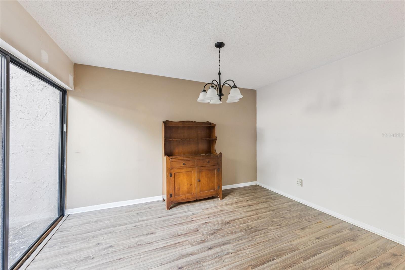 Image 8 of 21 For 685 Woodridge Drive