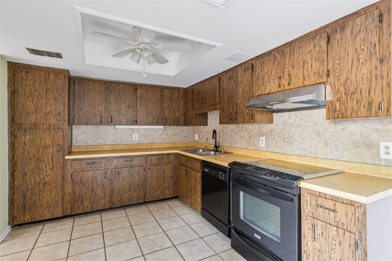 Image 9 of 21 For 685 Woodridge Drive