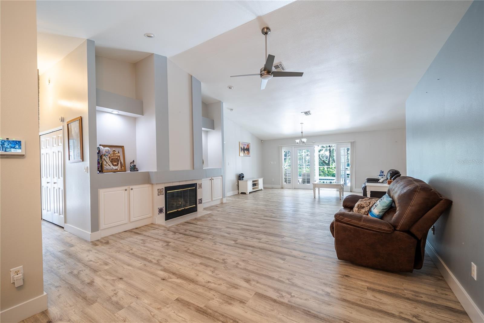 Image 4 of 18 For 4242 Leafway Circle