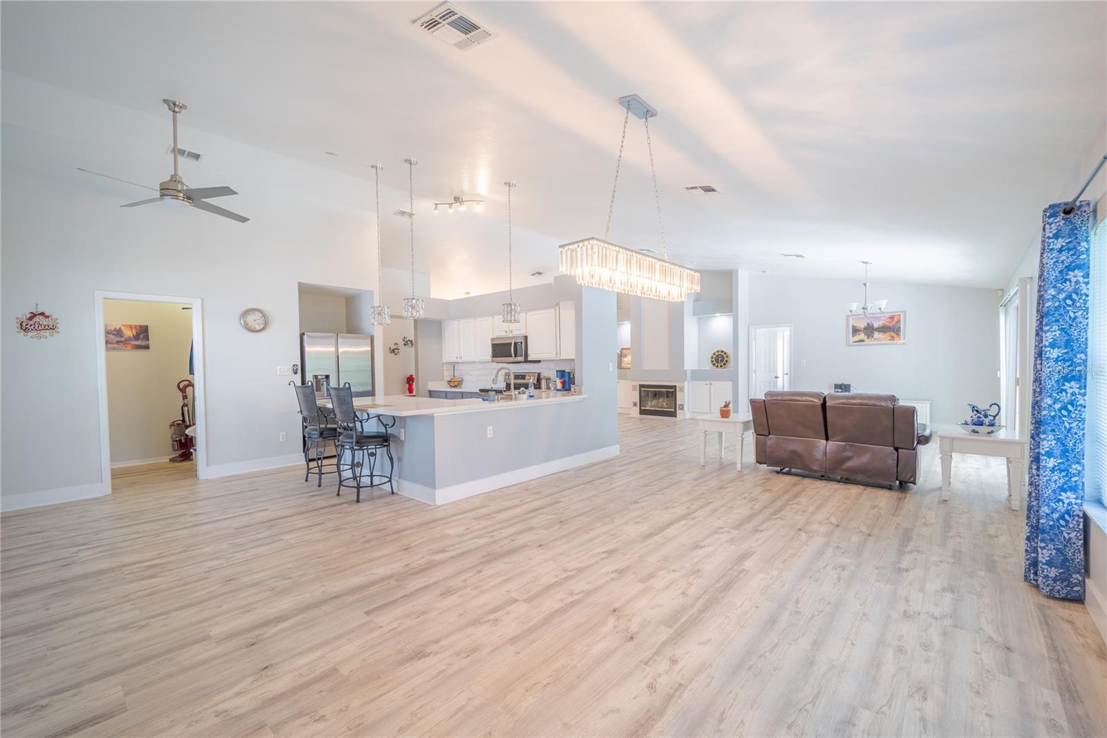 Image 5 of 18 For 4242 Leafway Circle