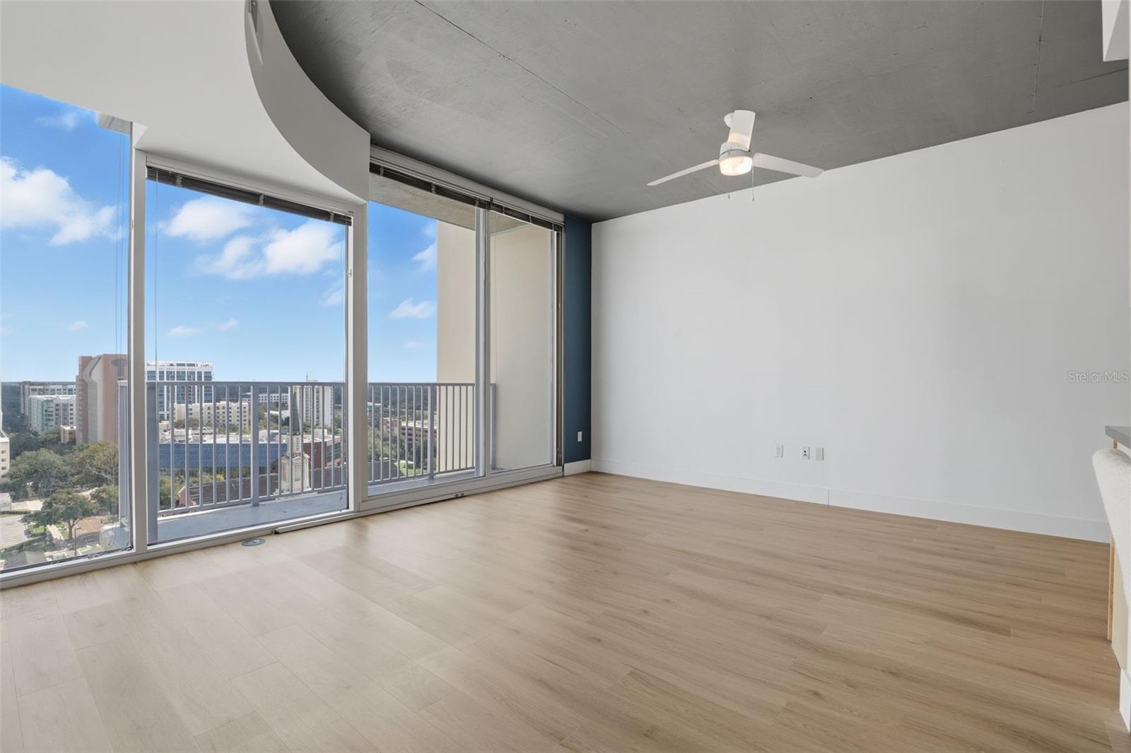 Image 11 of 24 For 155 Court Avenue 1103