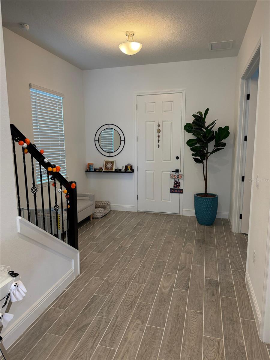 Image 10 of 33 For 16763 Hamlin Vista Alley