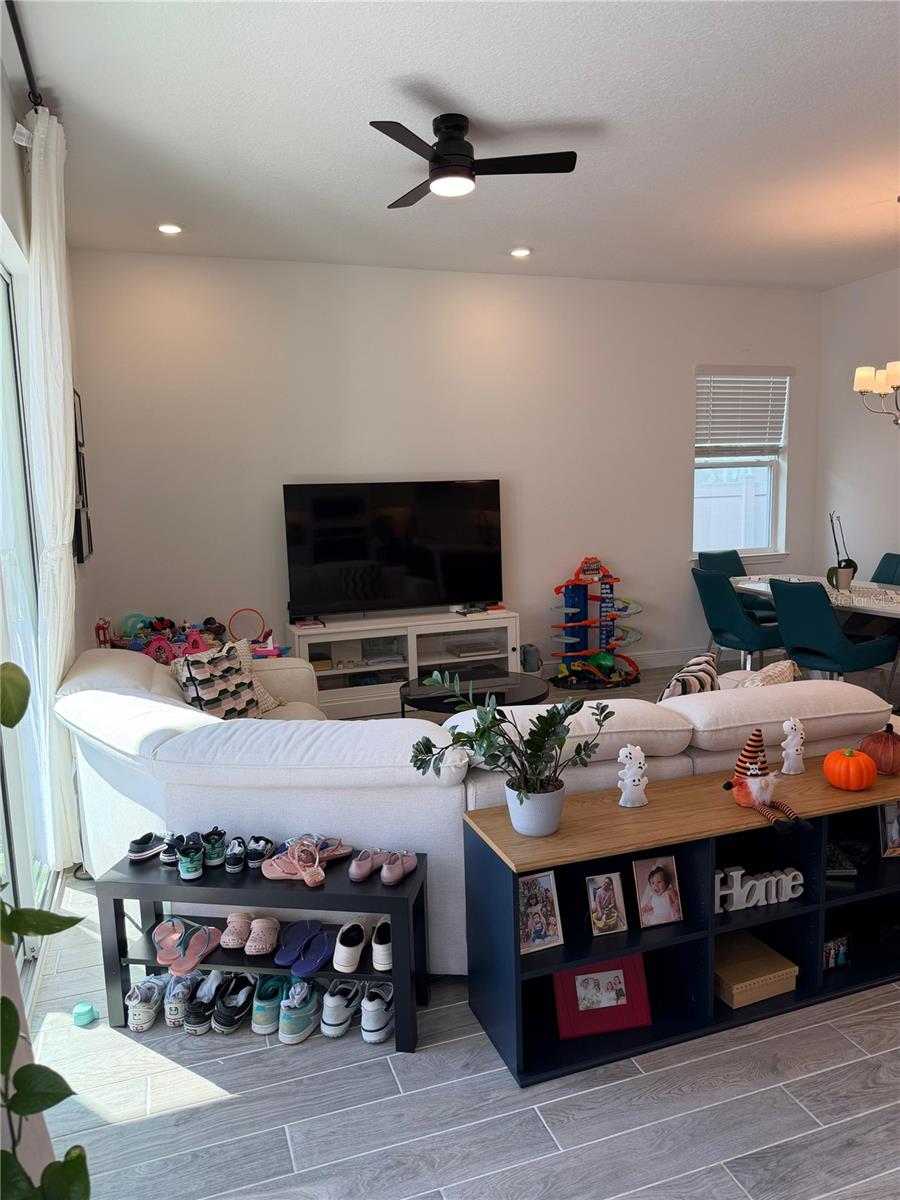 Image 5 of 33 For 16763 Hamlin Vista Alley