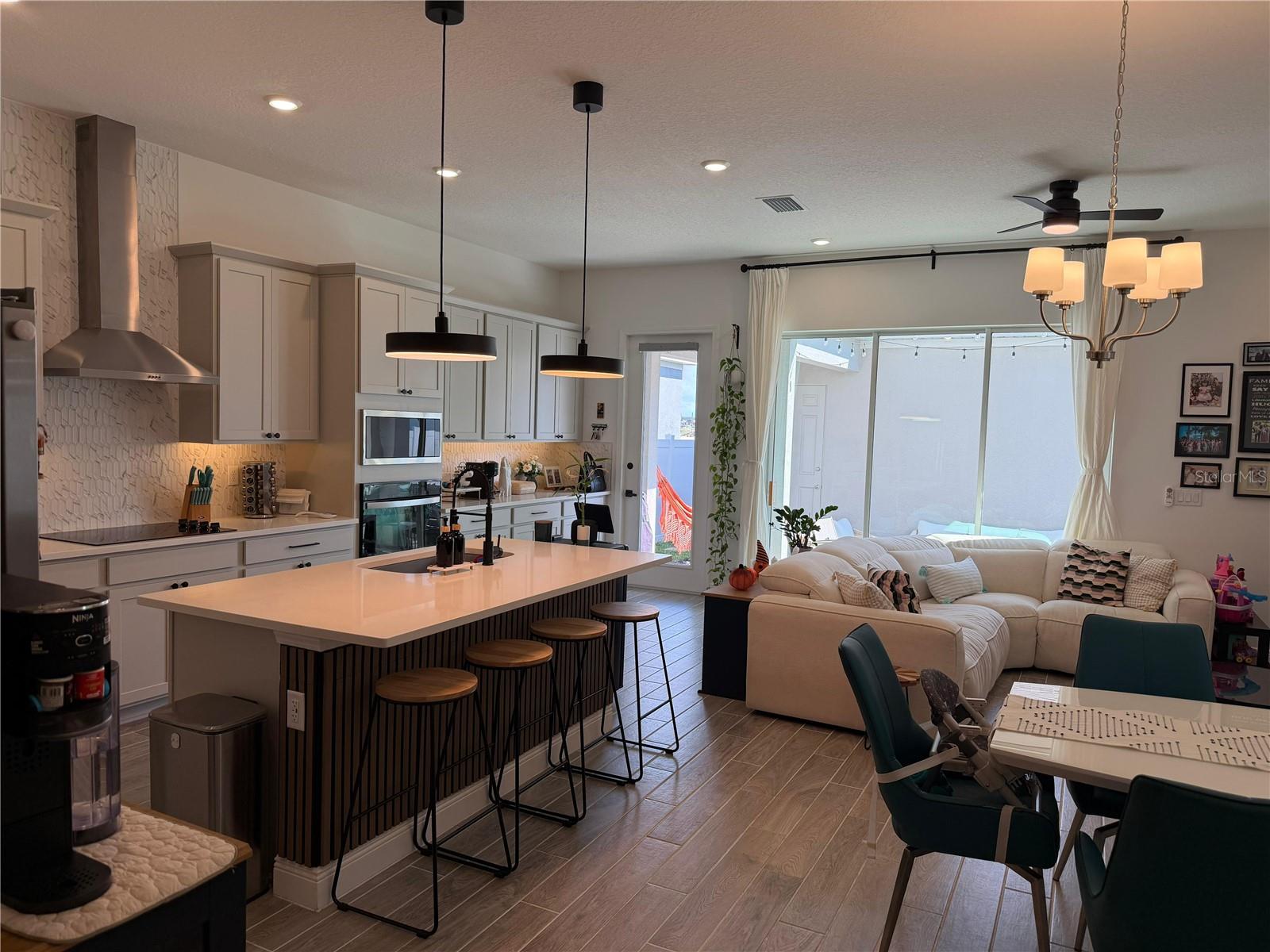 Image 6 of 33 For 16763 Hamlin Vista Alley