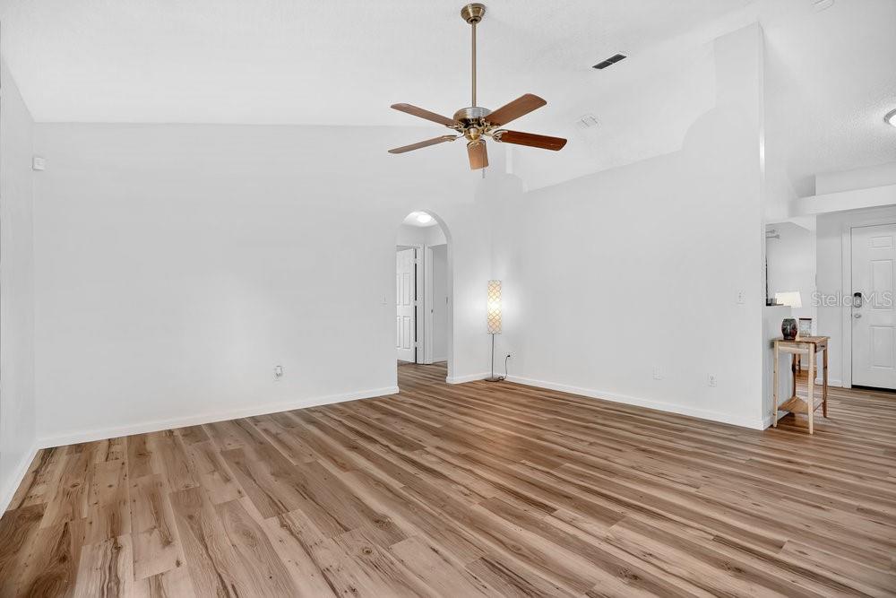 Image 11 of 29 For 928 Royal Oaks Drive