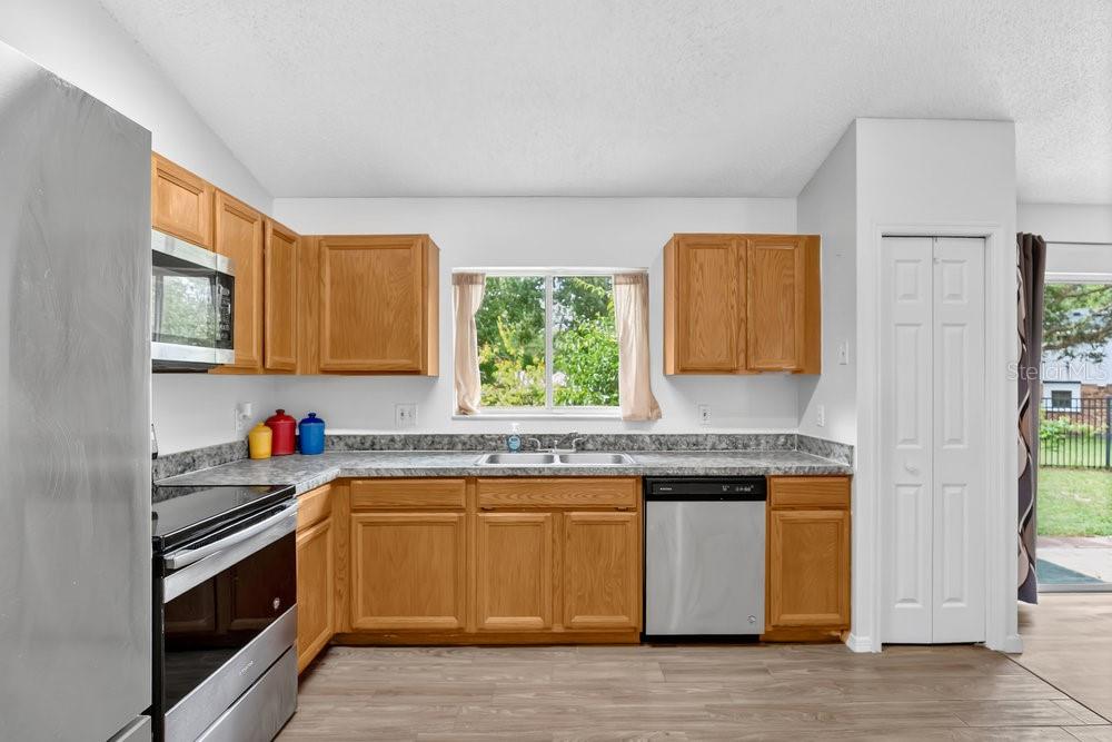 Image 14 of 29 For 928 Royal Oaks Drive