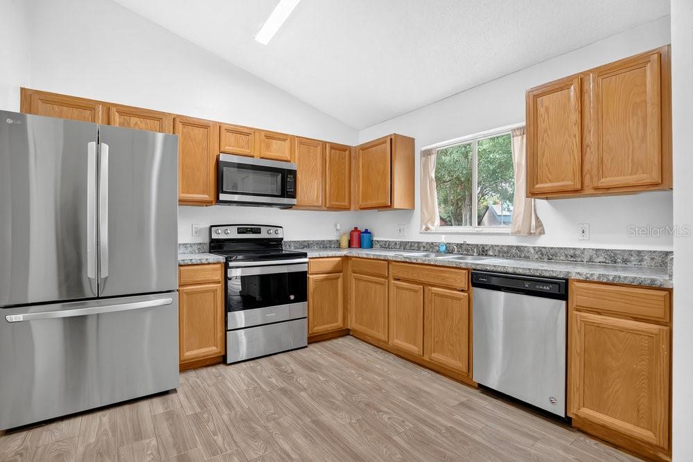 Image 15 of 29 For 928 Royal Oaks Drive