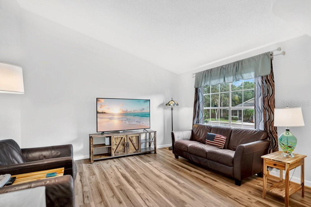 Image 8 of 29 For 928 Royal Oaks Drive