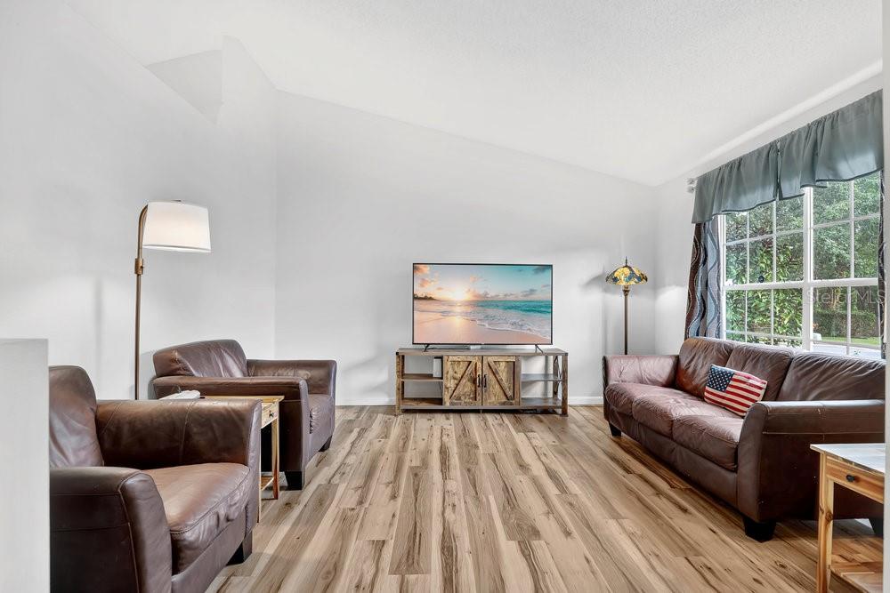 Image 9 of 29 For 928 Royal Oaks Drive