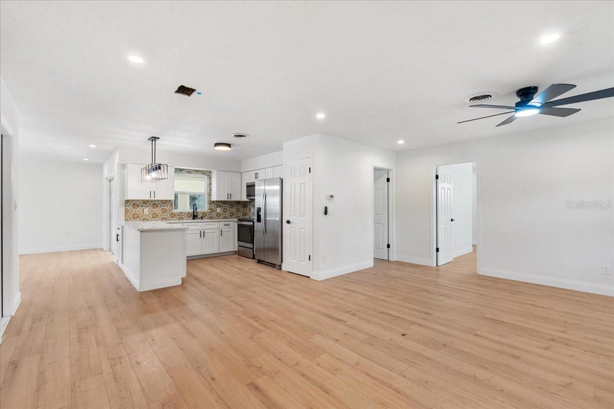 Image 4 of 42 For 4991 Tangerine Avenue