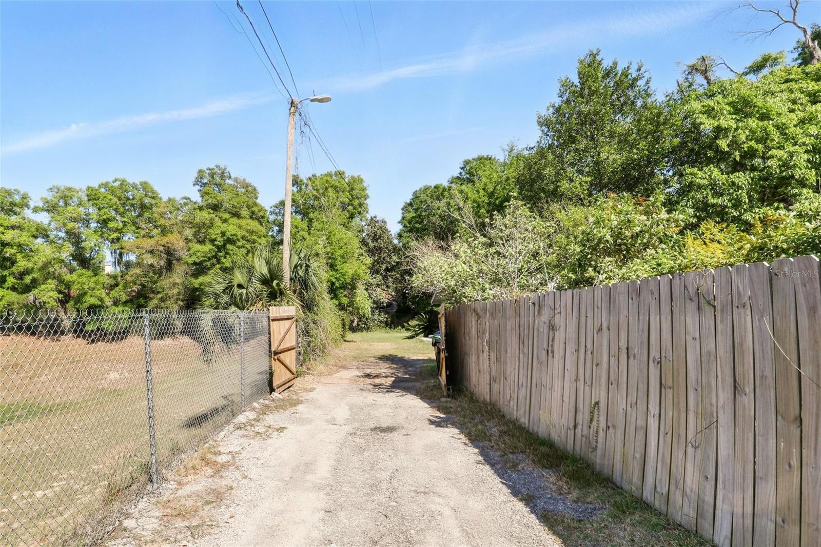 Image 24 of 30 For 1617 Acacia Road