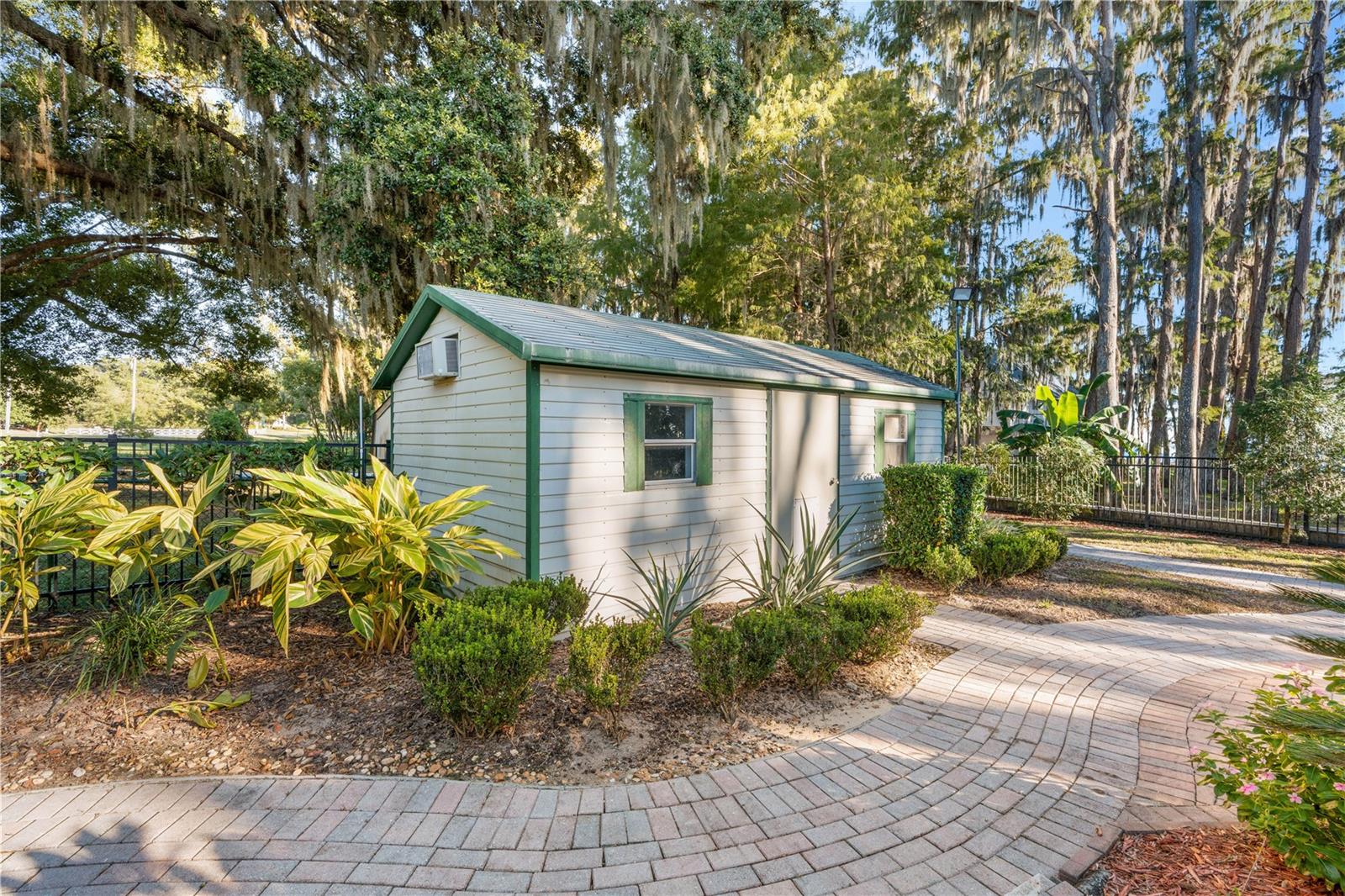 Image 46 of 59 For 10417 Lake Louisa Road